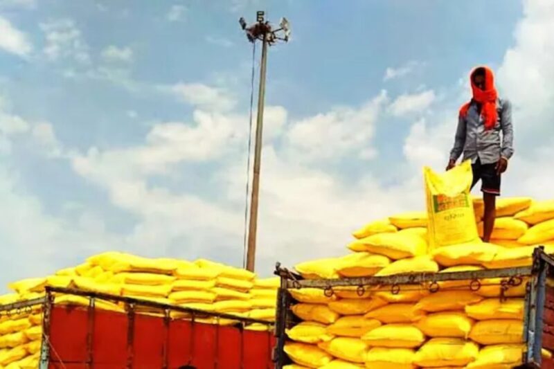 Fertilizer Stock: ईरान-इजरायल युद्ध के बीच किसानों को बड़ी राहत, खरीफ सीजन 2026 में नहीं होगी खाद की कोई कमी, सरकार ने 177 लाख मीट्रिक टन का विशाल बफर स्टॉक किया तैयार