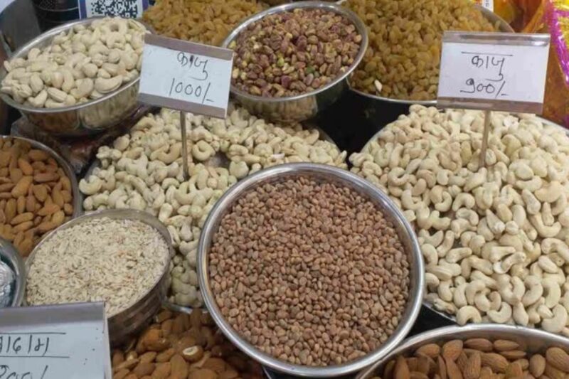 Iran-US War: ईरान युद्ध का भारतीय बाजार पर असर, सेब ₹110 से ₹180, कीवी दोगुनी, खजूर-पिस्ता महंगे, पुणे से पंजाब तक फल और ड्राई फ्रूट बाजार में मचा हाहाकार, किसानों की कमाई भी खतरे में