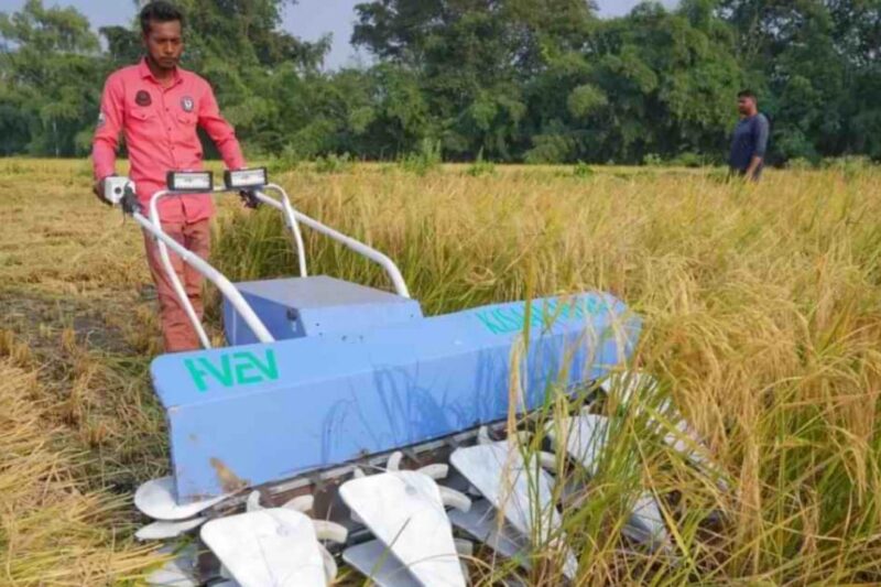 Electric Reaper Machine: इलेक्ट्रिक रीपर मशीन ने बदली खेती की तस्वीर, अब मात्र 10 रुपये में एक एकड़ फसल की कटाई, छोटे और सीमांत किसानों के लिए बना सबसे किफायती और समय बचाने वाला गेम चेंजर उपकरण