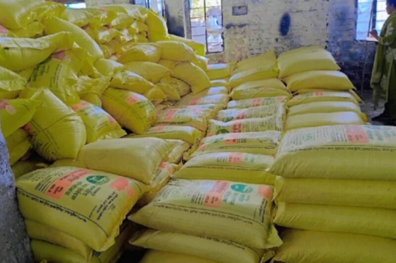 Rajasthan News: राजस्थान में यूरिया कालाबाजारी पर सख्त एक्शन, भिवाड़ी में 830 बैग संदिग्ध यूरिया जब्त, मुंडावर के विक्रेताओं को नोटिस, किसानों को मिलेगा राहत